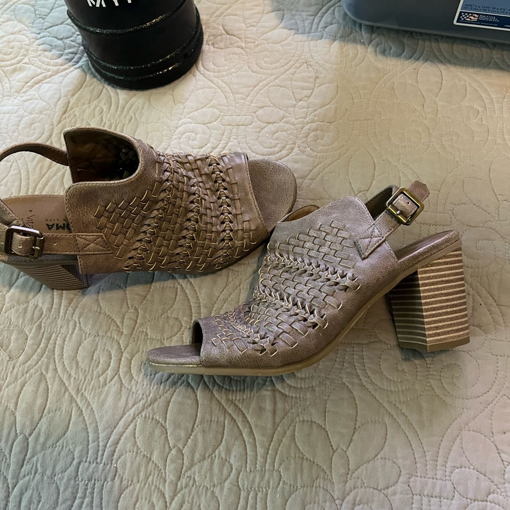 Size 8.5 Sonoma brand heel